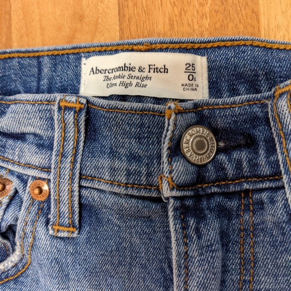 A&F Ultra High Rise Ankle Straight Jeans - Picture 4 of 8